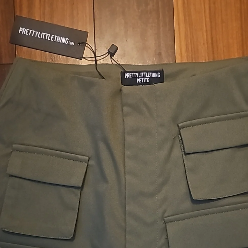 PrettyLittleThing Womans Green Cargo Pants - Picture 4 of 7